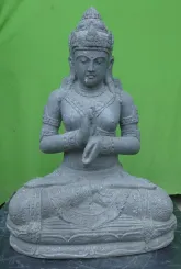 Sitzender Dewi Sri aus Riverstone in Dharmachakra-Geste des Rades der Dharma-Lehre, H. 80cm. 